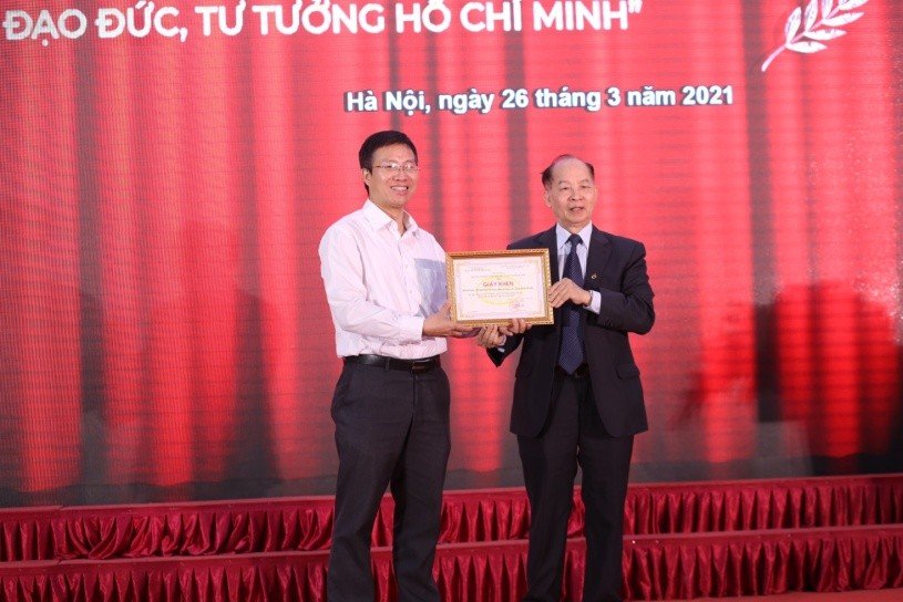 TS. Đỗ Quế Lượng, Phó Hiệu trưởng Thường trực nhà trường trao Giấy khen cho đại diện Đoàn Thanh niên – Hội Sinh viên nhà trường